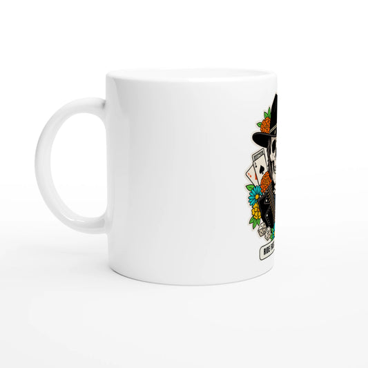 Tazza in ceramica bianca con la calavera «Ride Fast Play Loud», vista di lato con il manico