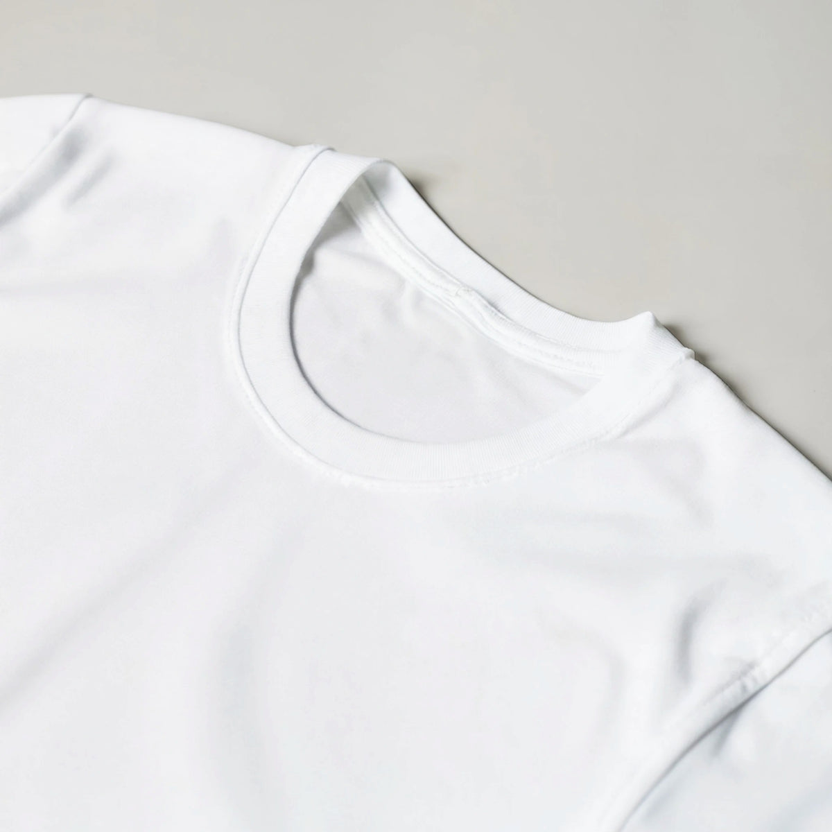 Foto d'ambiente: la t-shirt bianca con la scritta «La musica è una storia d'amore incapace di tradire» indossata