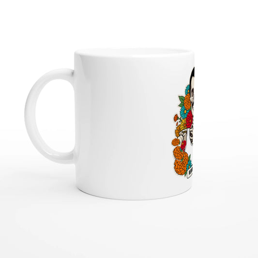 Tazza in ceramica bianca con la calavera «Wembley '85», vista di lato con il manico