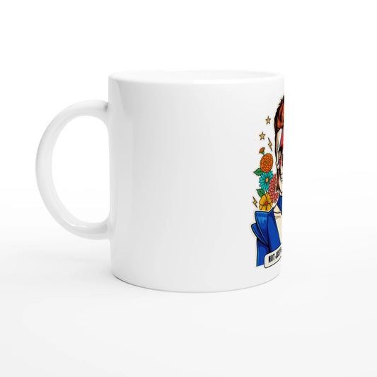 Tazza in ceramica bianca con la calavera «Not Just For One Day», vista di lato con il manico