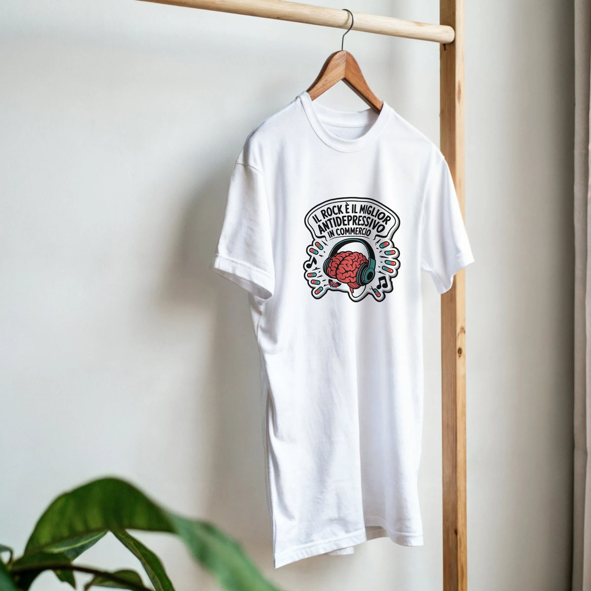 Foto d'ambiente: la t-shirt bianca con la scritta «Il rock è il miglior antidepressivo in commercio» indossata