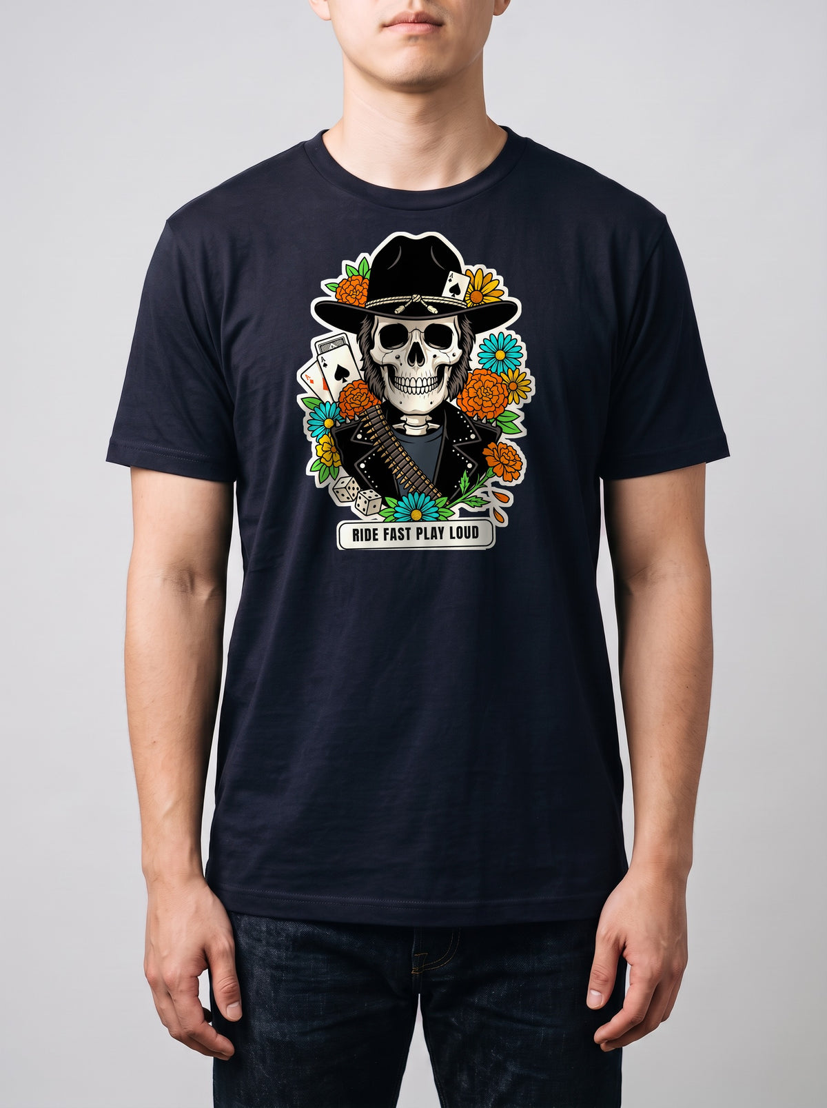 Corporatura media, 180 cm per 78 kg, con la t-shirt Premium blu navy Ride Fast Play Loud in taglia L (ricostruzione al computer)