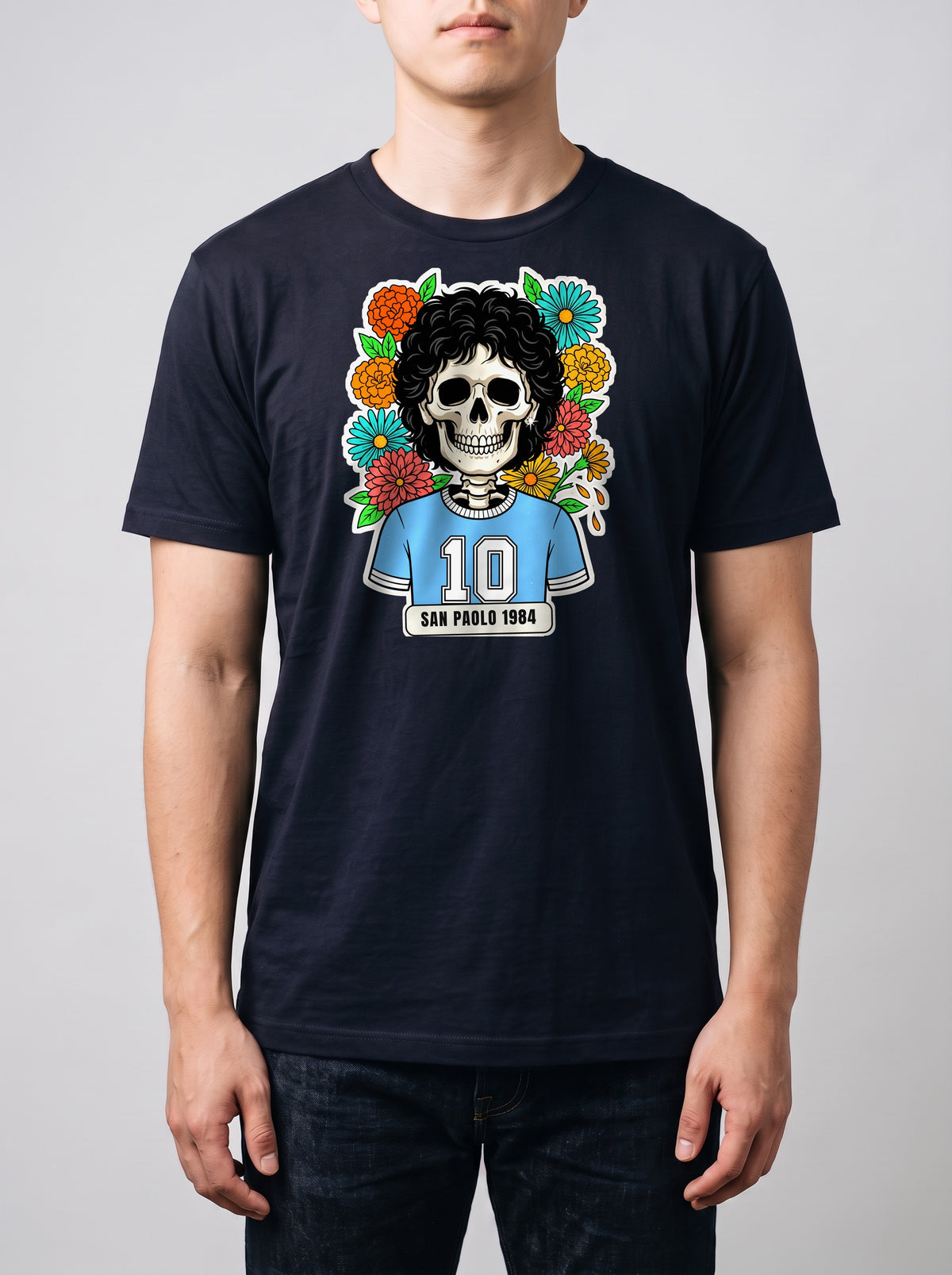 Corporatura media, 180 cm per 78 kg, con la t-shirt Premium blu navy San Paolo 1984 in taglia L (ricostruzione al computer)