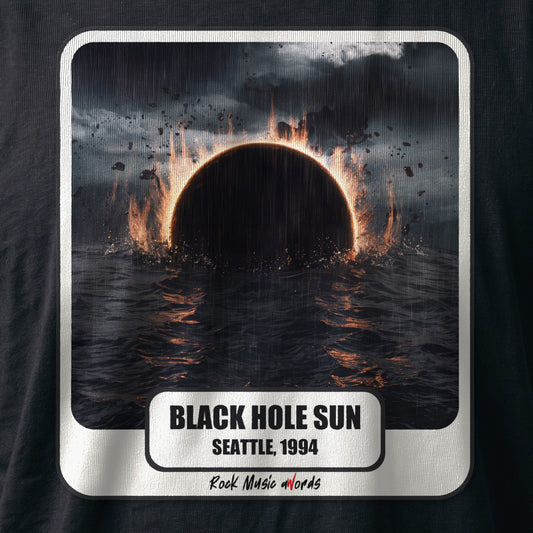 La stampa da vicino sulla t-shirt nera: «Black Hole Sun – Seattle, 1994», sul cotone (ricostruzione al computer)