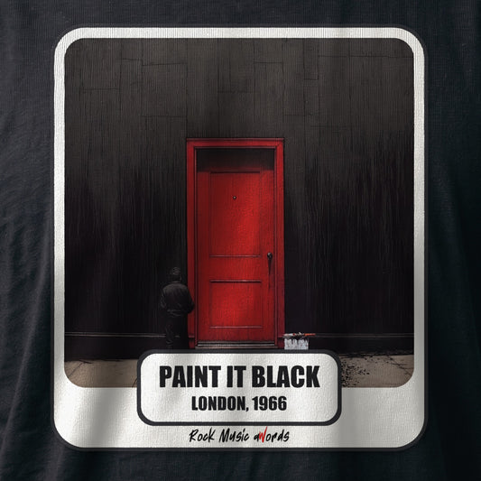 La stampa da vicino sulla t-shirt nera: «Paint It Black – London, 1966», sul cotone (ricostruzione al computer)