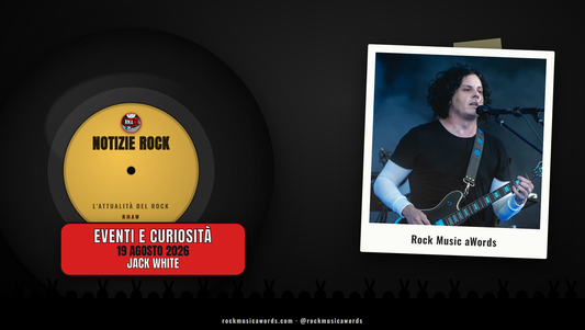 Jack White sul palco con la chitarra