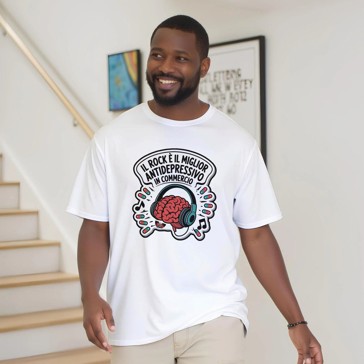 La T-shirt bianca con lo slogan, indossata