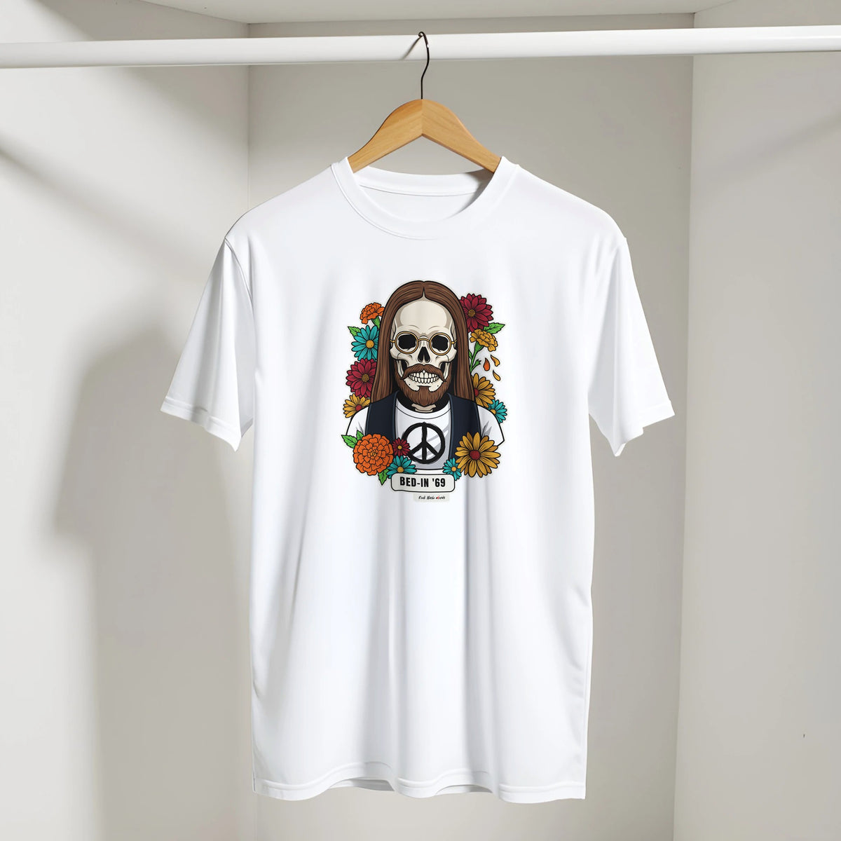 T-shirt bianca con la calavera Bed-In '69 appesa a una gruccia di legno, dentro un armadio bianco