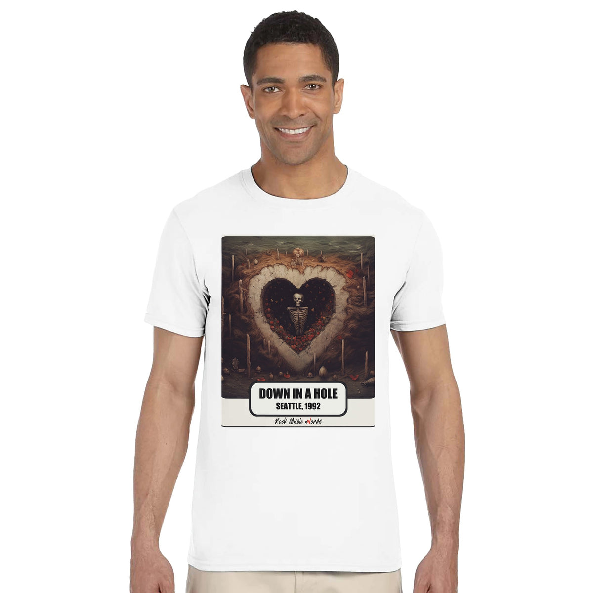 Uomo sorridente in piedi su fondo bianco indossa la t-shirt bianca con la stampa Rock Art «Down in a Hole – Seattle, 1992»