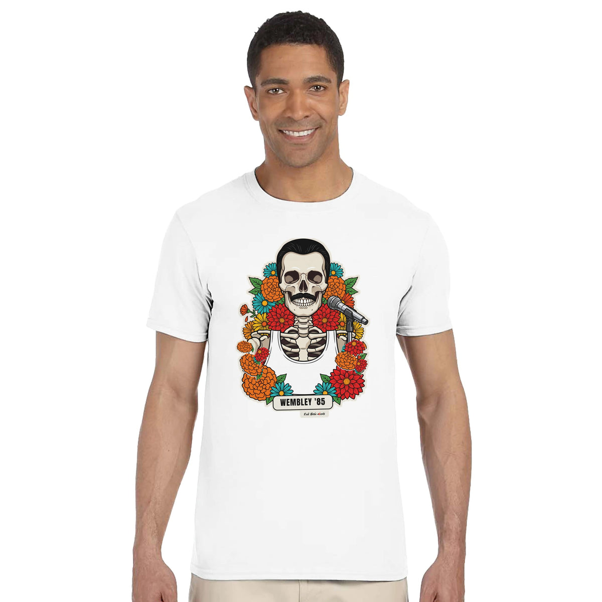 Uomo sorridente in piedi su fondo bianco indossa la t-shirt bianca con la calavera Wembley '85