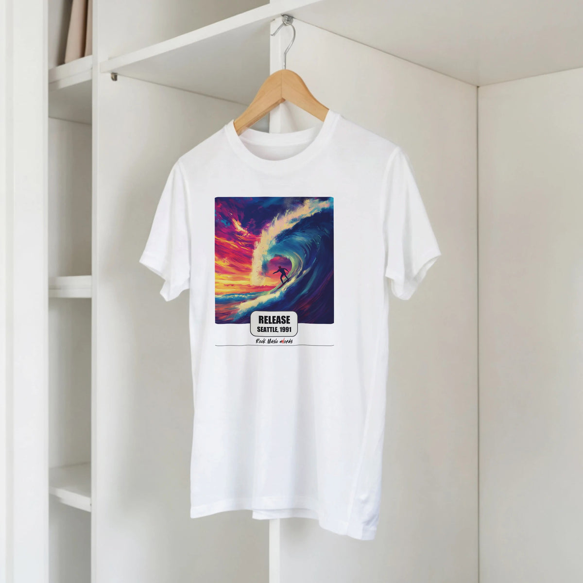 T-shirt bianca con la stampa Rock Art «Release – Seattle, 1991» su una gruccia di legno, appesa a una libreria bianca