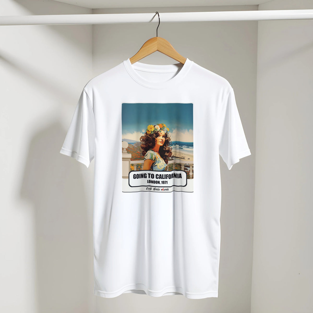 T-shirt bianca con la stampa Rock Art «Going to California – London, 1971» appesa a una gruccia di legno, dentro un armadio bianco