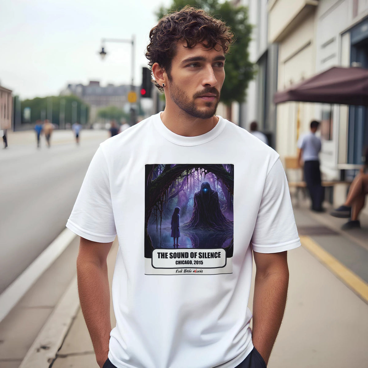 Uomo con capelli ricci e barba su un marciapiede di città indossa la t-shirt bianca con la stampa Rock Art «The Sound of Silence – Chicago, 2015»