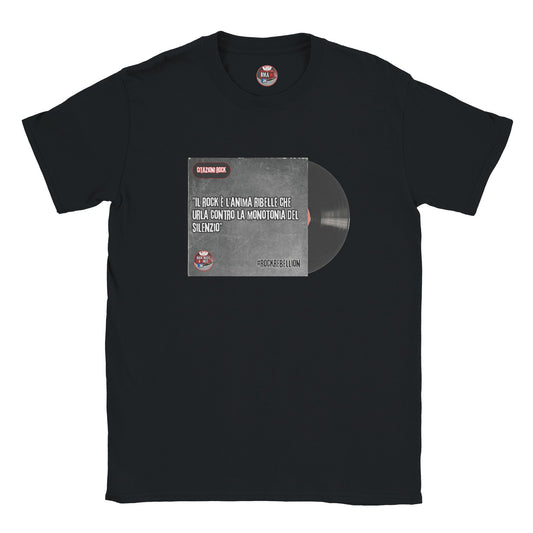 T-shirt nera con la scritta «#RockRebellion: il rock è l'anima ribelle che urla contro la monotonia del silenzio»