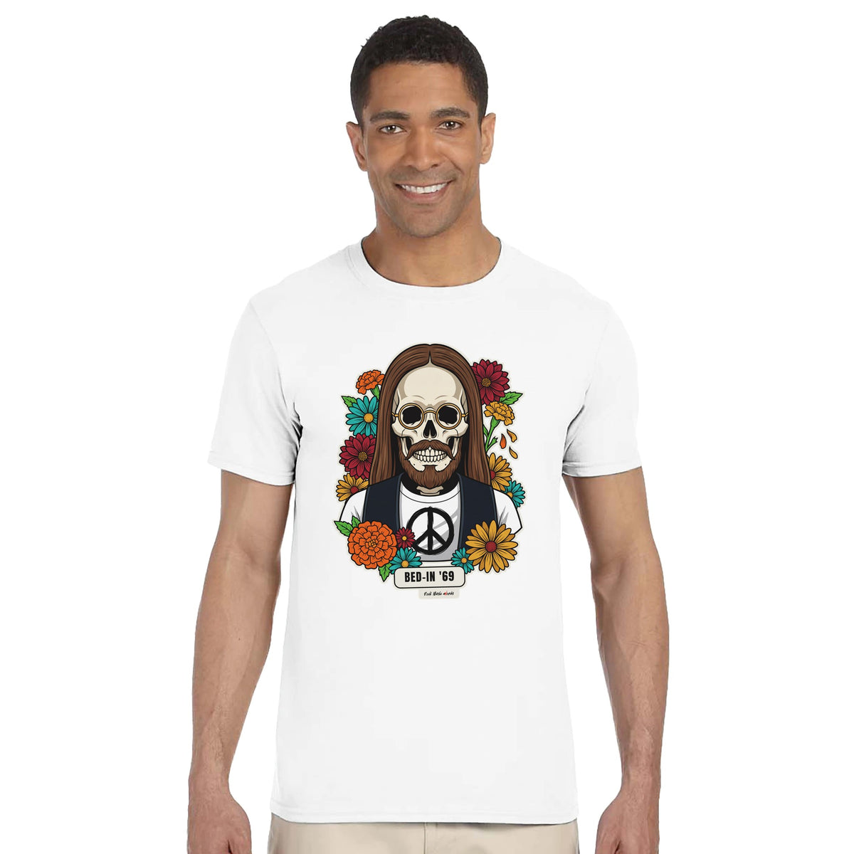 Uomo sorridente in piedi su fondo bianco indossa la t-shirt bianca con la calavera Bed-In '69