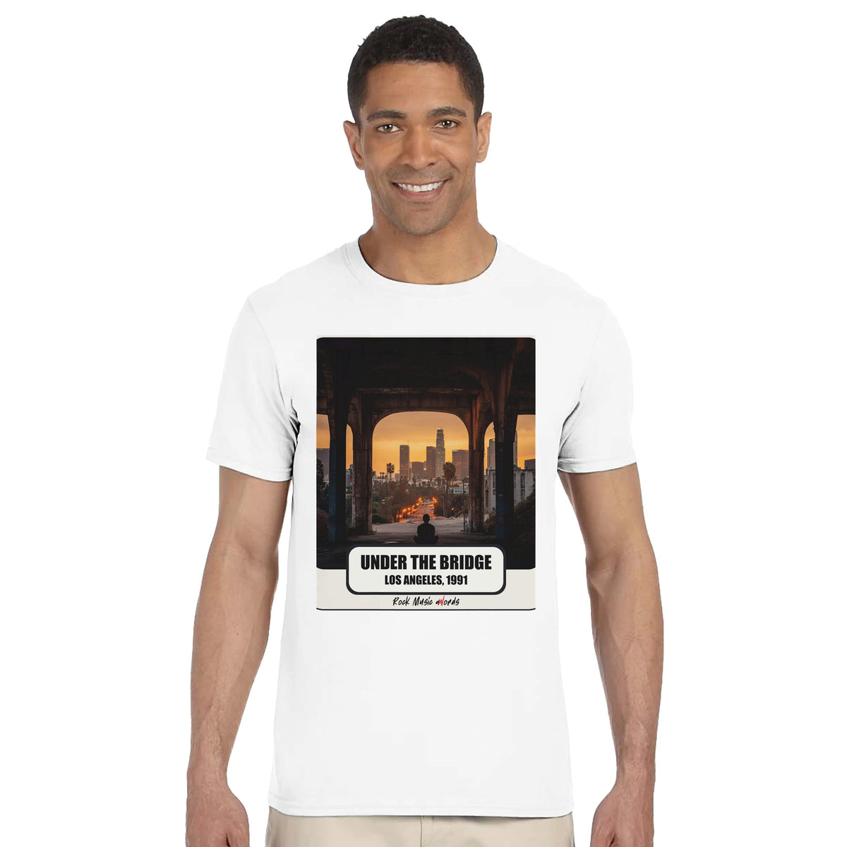 Uomo sorridente in piedi su fondo bianco indossa la t-shirt bianca con la stampa Rock Art «Under the Bridge – Los Angeles, 1991»