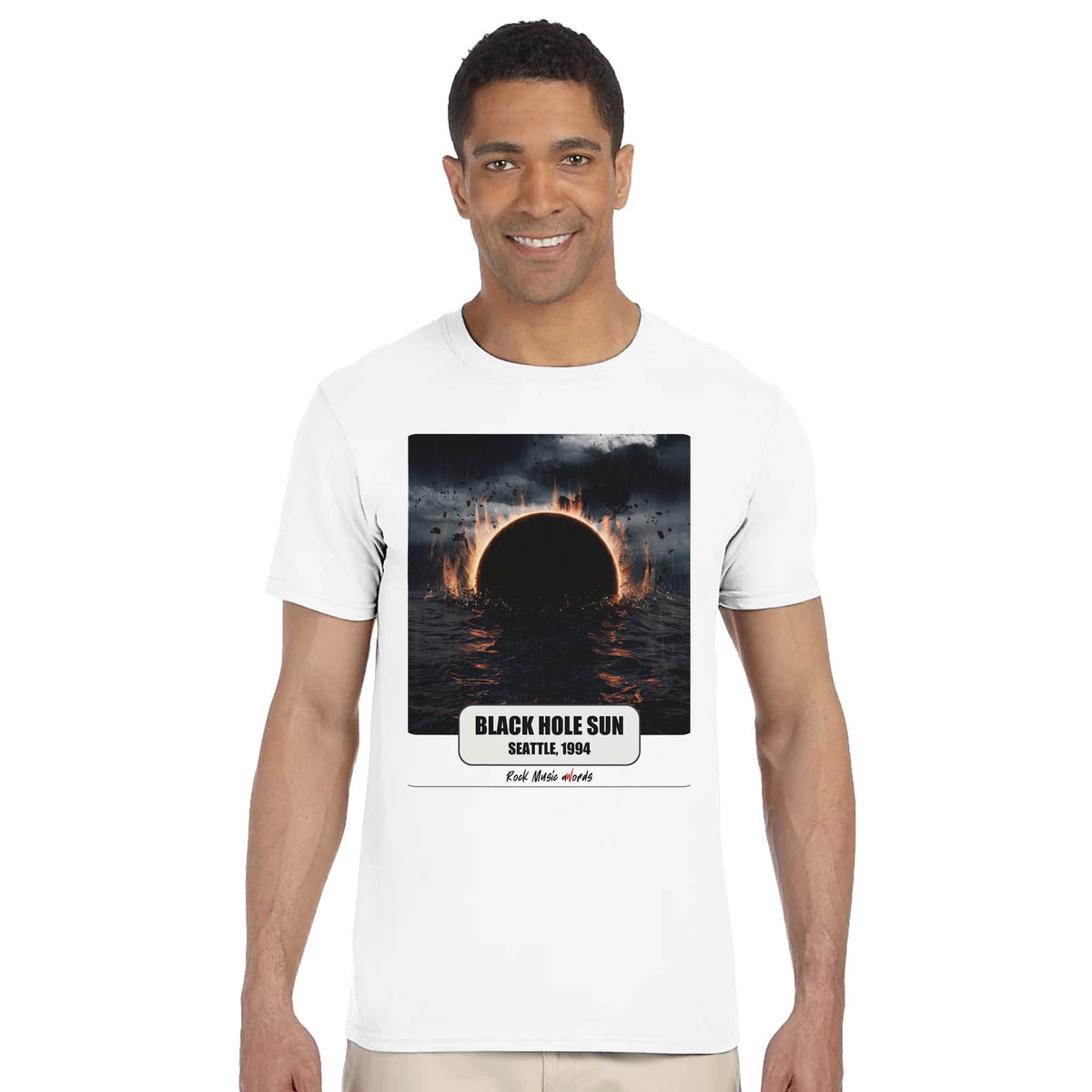 Uomo sorridente in piedi su fondo bianco indossa la t-shirt bianca con la stampa Rock Art «Black Hole Sun – Seattle, 1994»