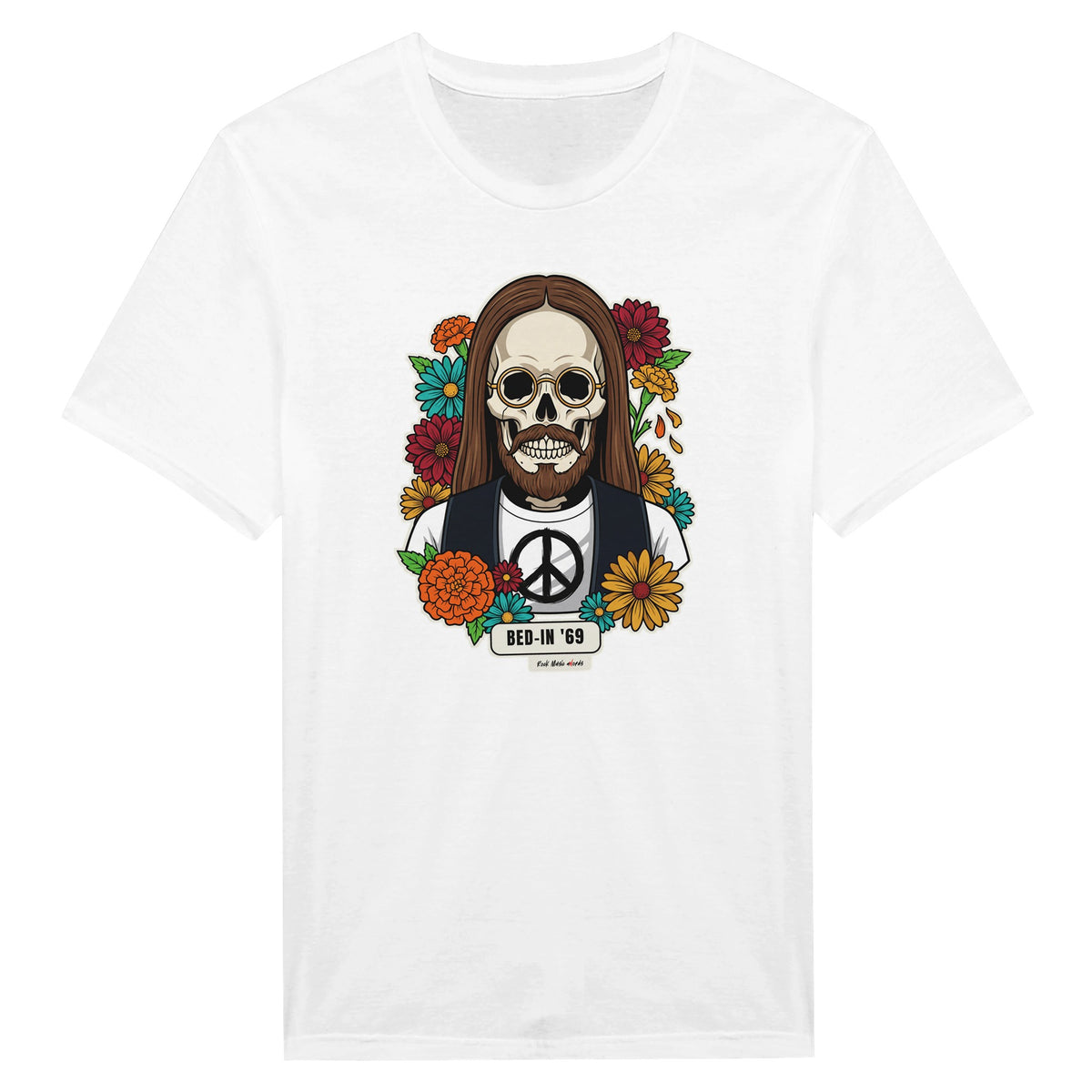 La t-shirt bianca vista da vicino: calavera Bed-In '69 con gli occhialini tondi, i capelli lunghi con la riga in mezzo, la barba, il simbolo della pace sulla maglietta e i fiori arancioni