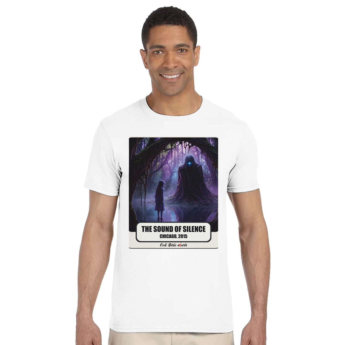 Uomo sorridente in piedi su fondo bianco indossa la t-shirt bianca con la stampa Rock Art «The Sound of Silence – Chicago, 2015»