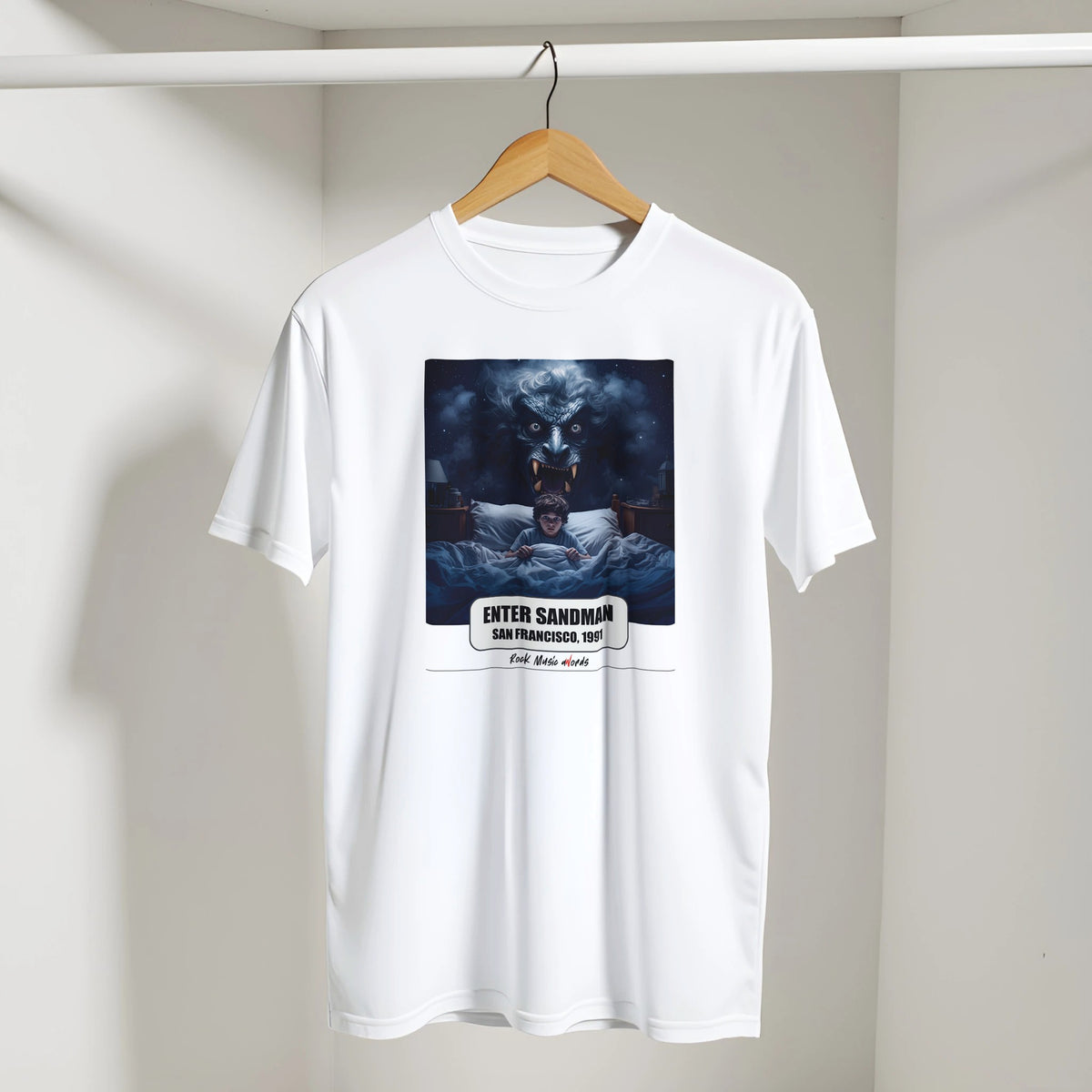 Foto d'ambiente: la t-shirt bianca con la stampa Rock Art «Enter Sandman – San Francisco, 1991» appesa a una gruccia nell'armadio