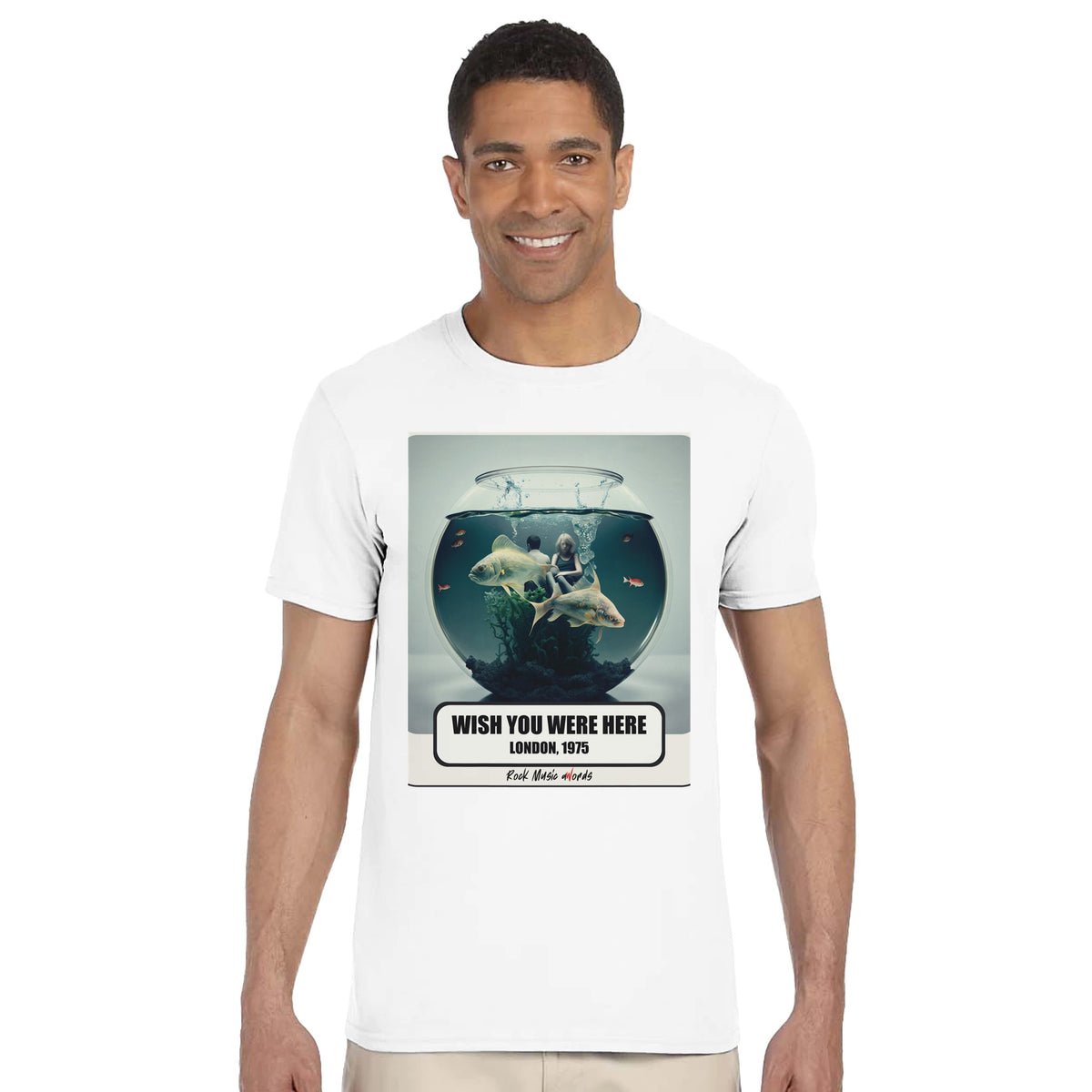 Uomo sorridente in piedi su fondo bianco indossa la t-shirt bianca con la stampa Rock Art «Wish You Were Here – London, 1975»