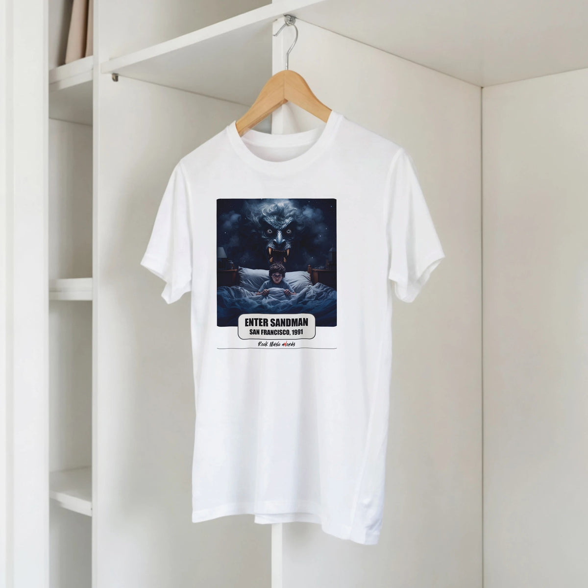 T-shirt bianca con la stampa Rock Art «Enter Sandman – San Francisco, 1991» su una gruccia di legno, appesa a una libreria bianca