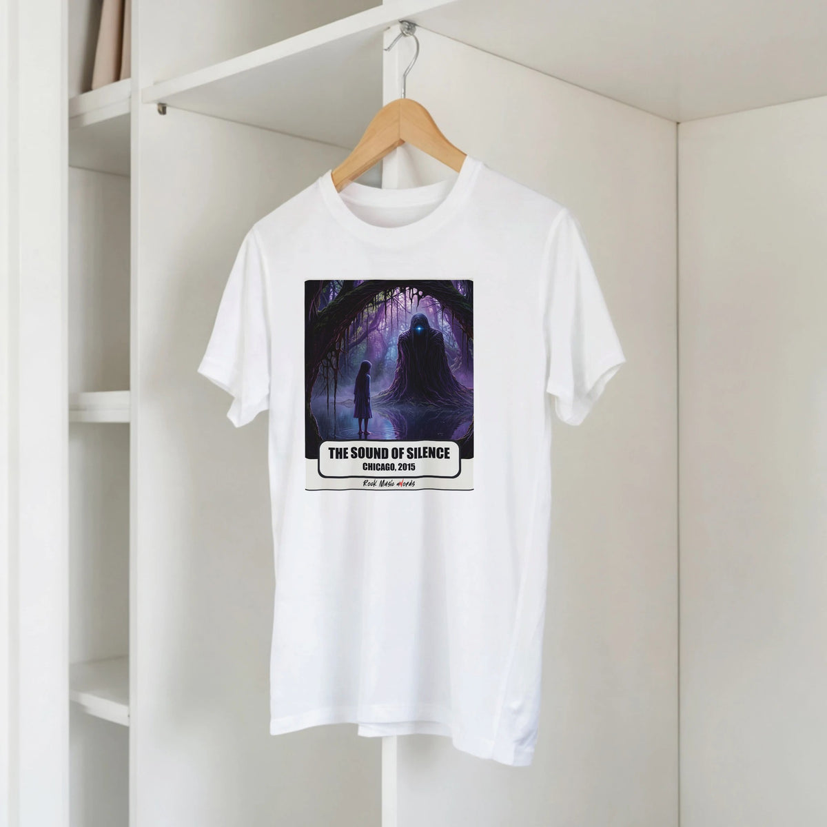 T-shirt bianca con la stampa Rock Art «The Sound of Silence – Chicago, 2015» su una gruccia di legno, appesa a una libreria bianca