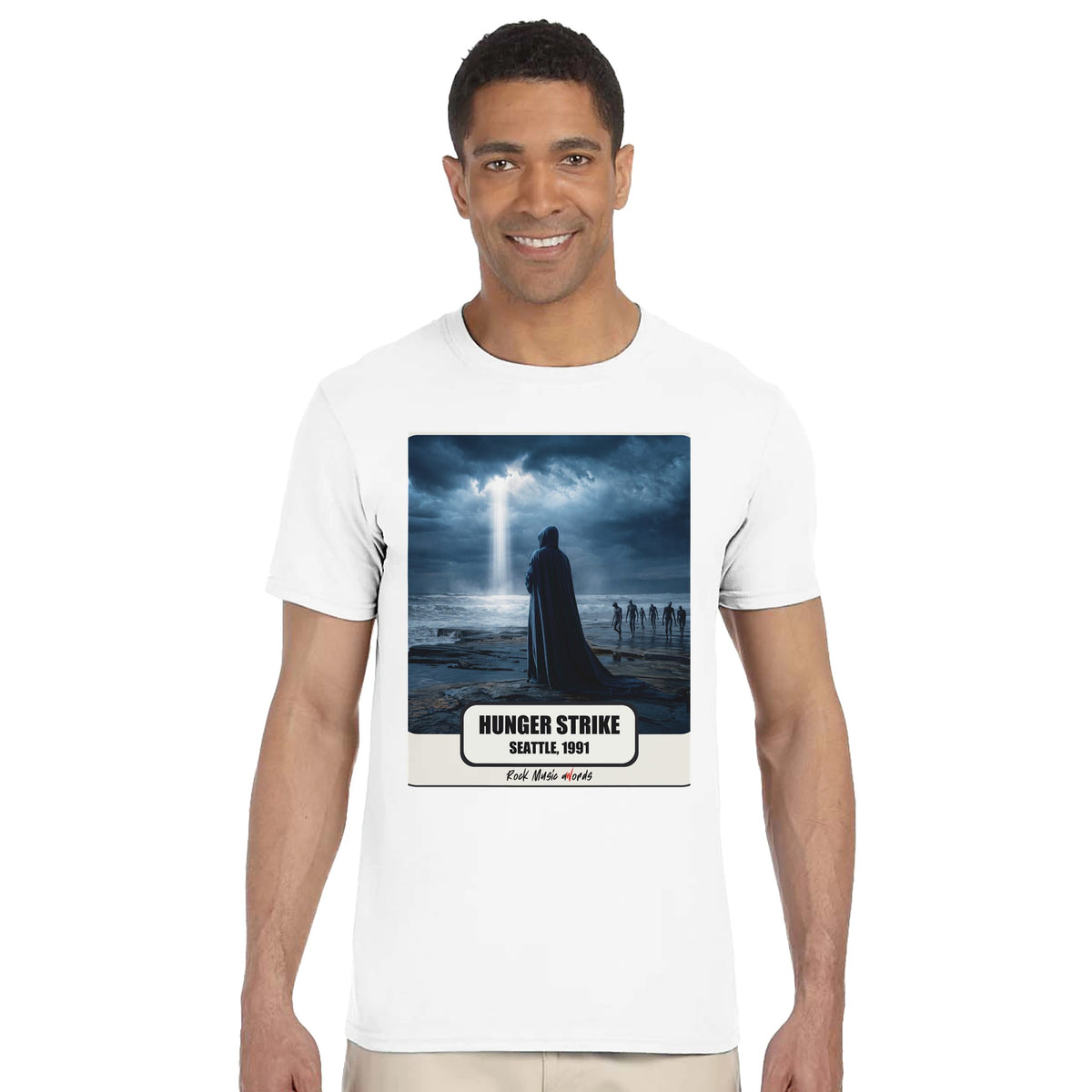 Uomo sorridente in piedi su fondo bianco indossa la t-shirt bianca con la stampa Rock Art «Hunger Strike – Seattle, 1991»