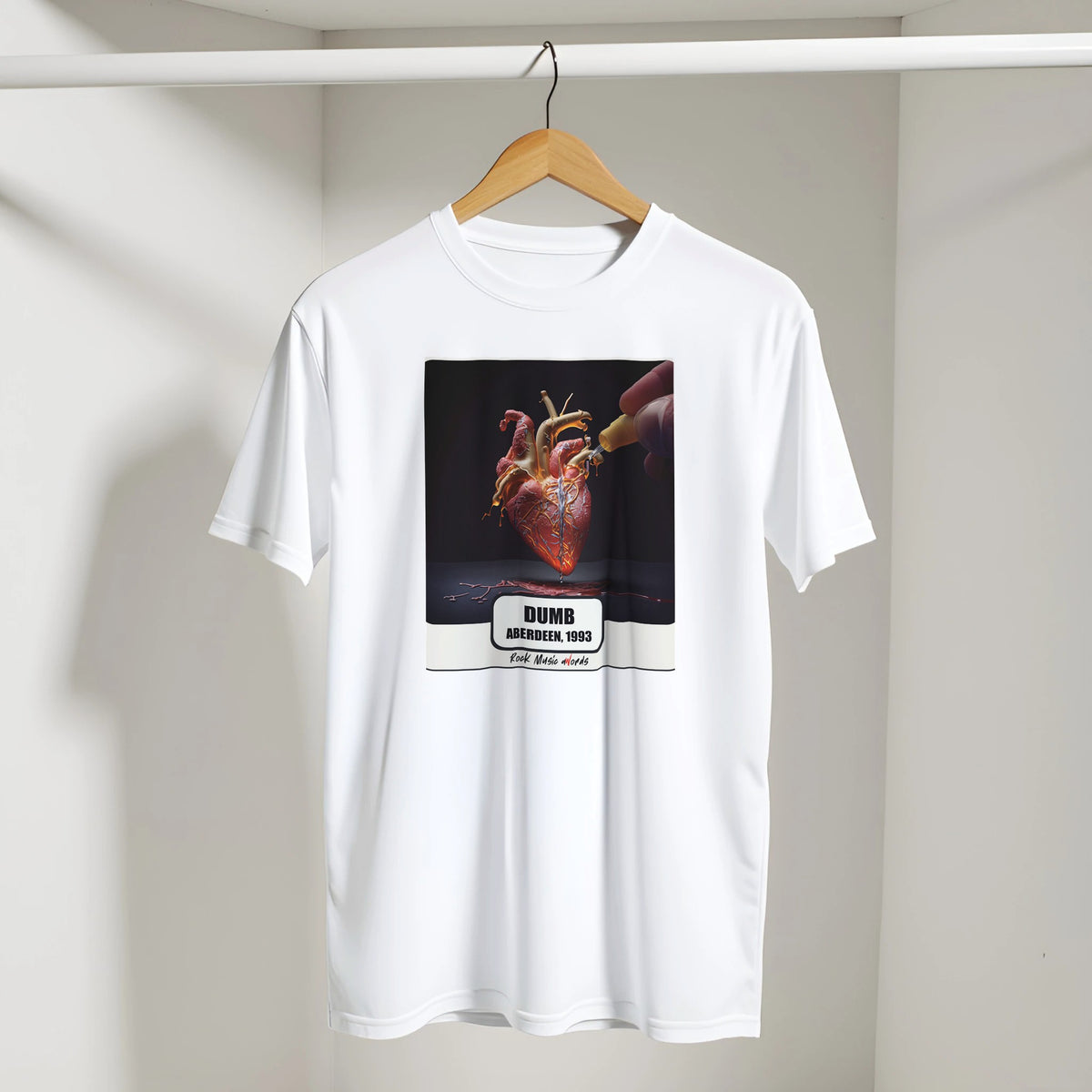 Foto d'ambiente: la t-shirt bianca con la stampa Rock Art «Dumb – Aberdeen, 1993» indossata