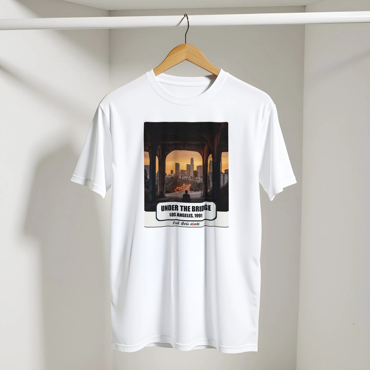 Foto d'ambiente: la t-shirt bianca con la stampa Rock Art «Under the Bridge – Los Angeles, 1991» indossata