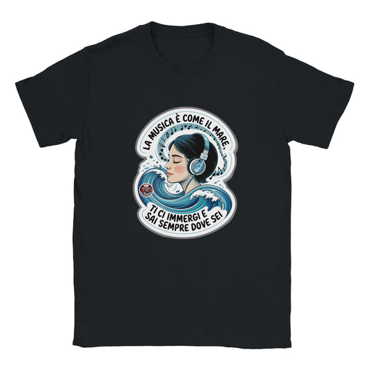 T-shirt nera con la scritta «La musica è come il mare: ti ci immergi e sai sempre dove sei»