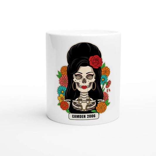 Tazza in ceramica bianca con la calavera «Camden 2006» delle Calaveras del Rock, vista di fronte
