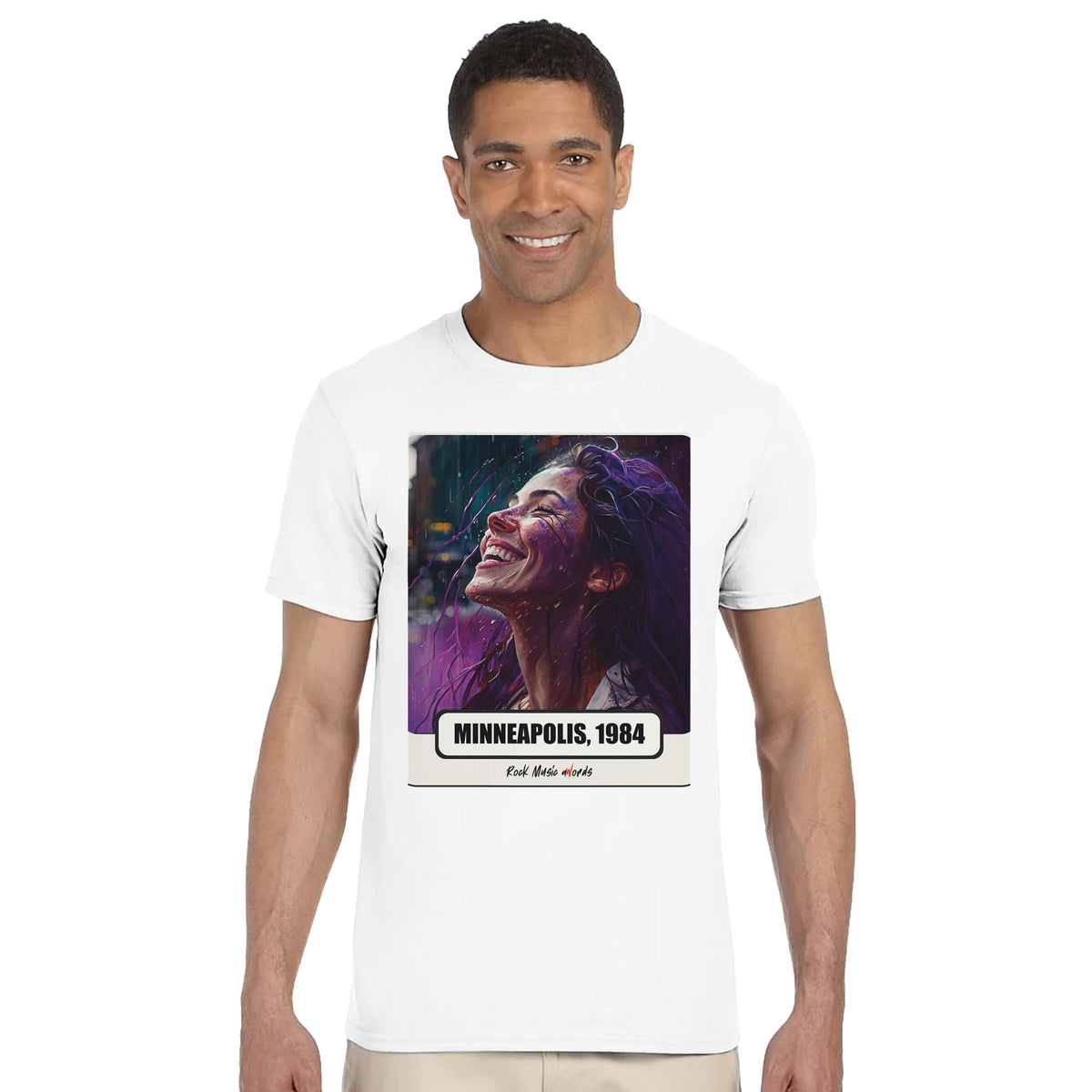 Uomo sorridente in piedi su fondo bianco indossa la t-shirt bianca con la stampa Rock Art «Purple Rain – Minneapolis, 1984»