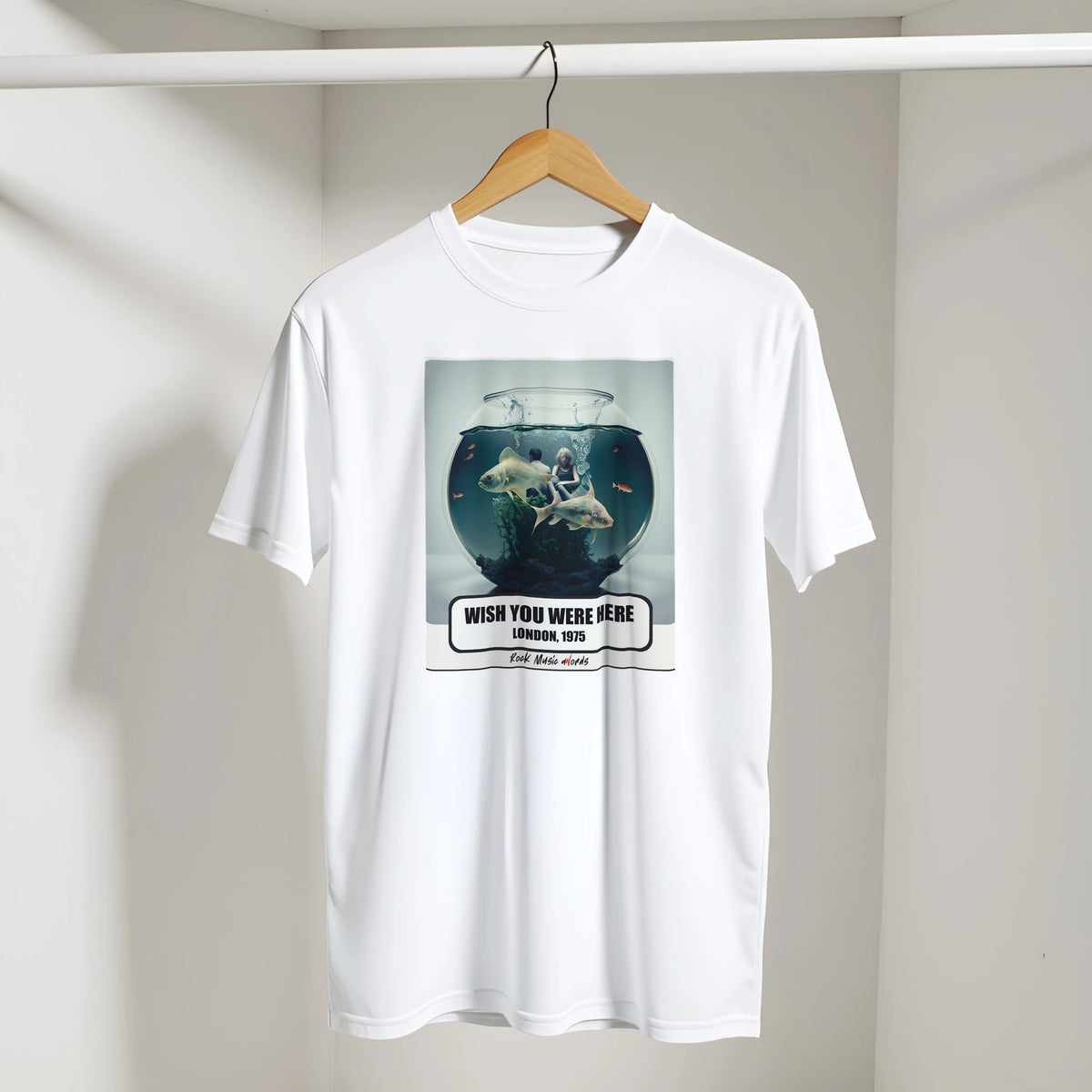 T-shirt bianca con la stampa Rock Art «Wish You Were Here – London, 1975» appesa a una gruccia di legno, dentro un armadio bianco