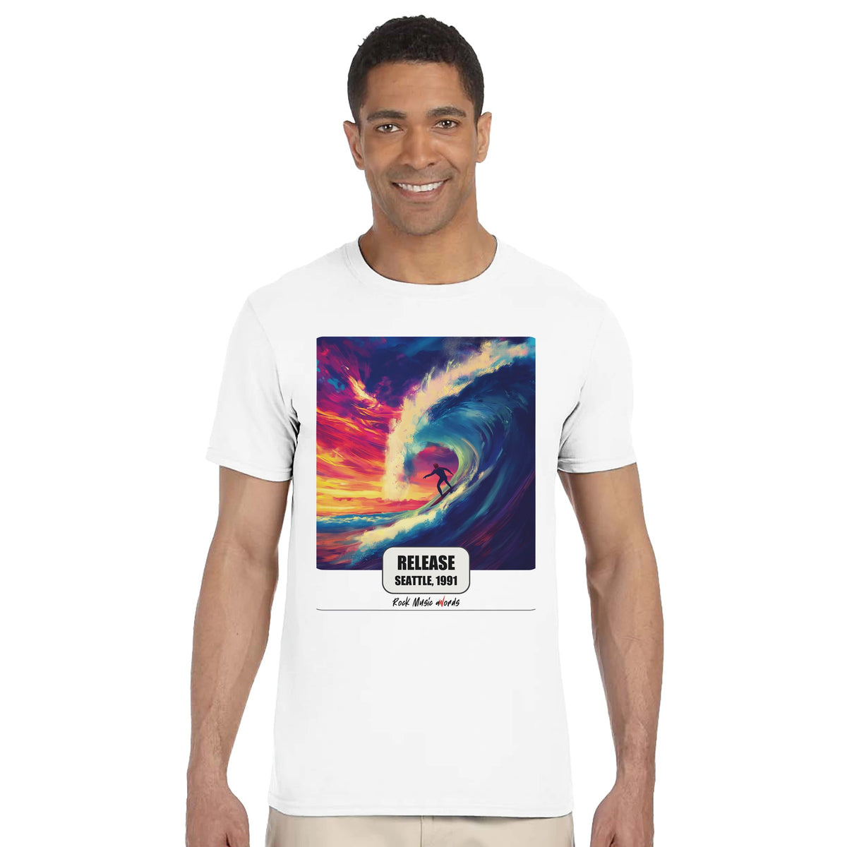 Uomo sorridente in piedi su fondo bianco indossa la t-shirt bianca con la stampa Rock Art «Release – Seattle, 1991»