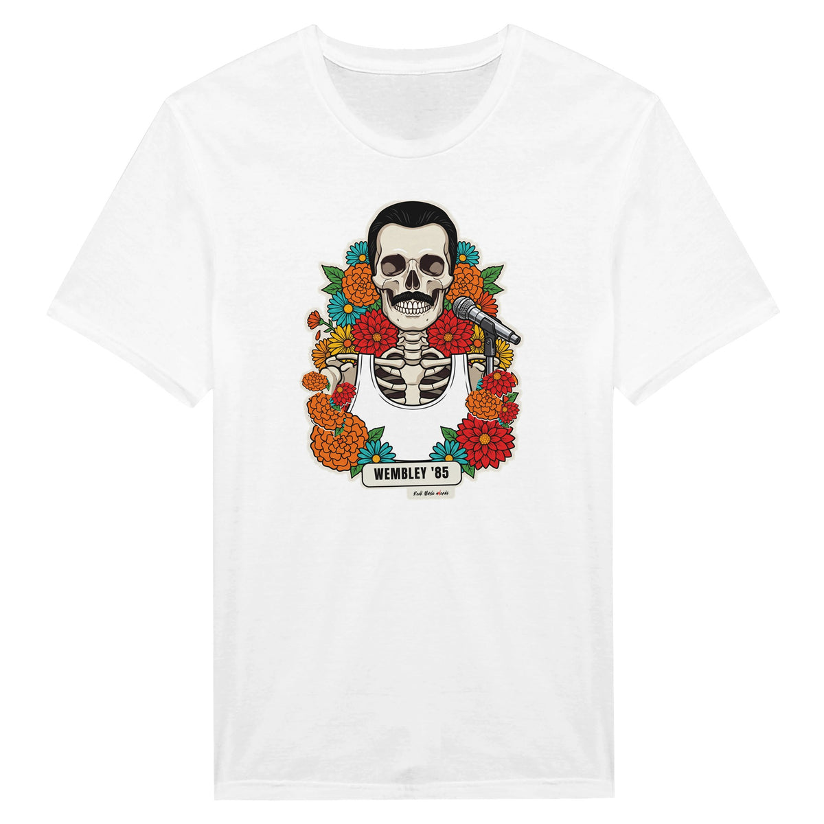 La t-shirt bianca vista da vicino: calavera Wembley '85 con i baffi, la canotta bianca, il microfono e i fiori