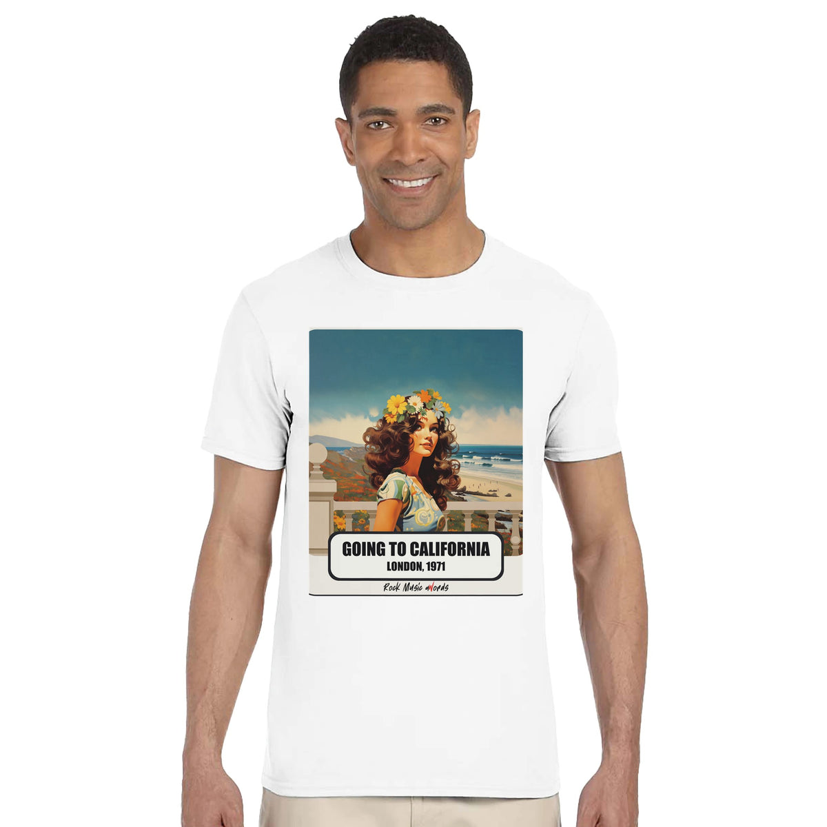 Uomo sorridente in piedi su fondo bianco indossa la t-shirt bianca con la stampa Rock Art «Going to California – London, 1971»