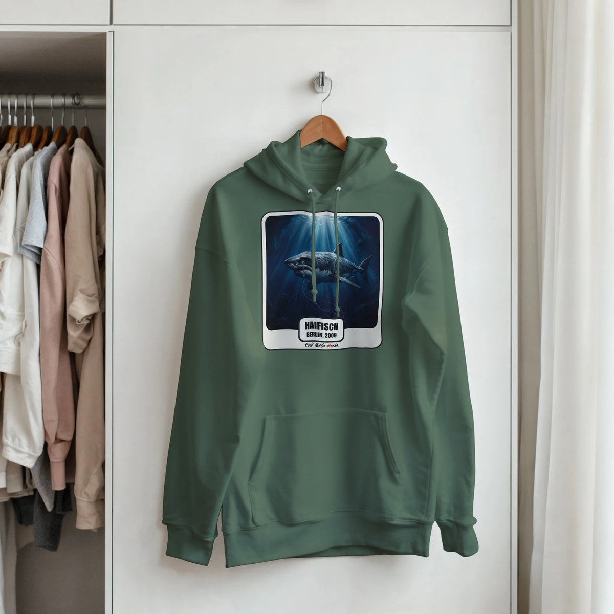 Felpa con cappuccio Rock Art «Haifisch» (Berlin, 2009), foto d'ambiente