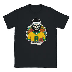 T-shirt nera con la calavera Democracia 1982: teschio barbuto con fascia bianca e maglia gialla numero 8