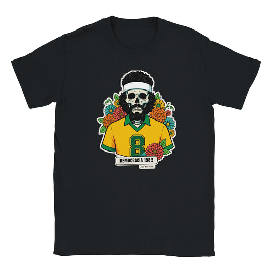 T-shirt nera con la calavera Democracia 1982: teschio barbuto con fascia bianca e maglia gialla numero 8