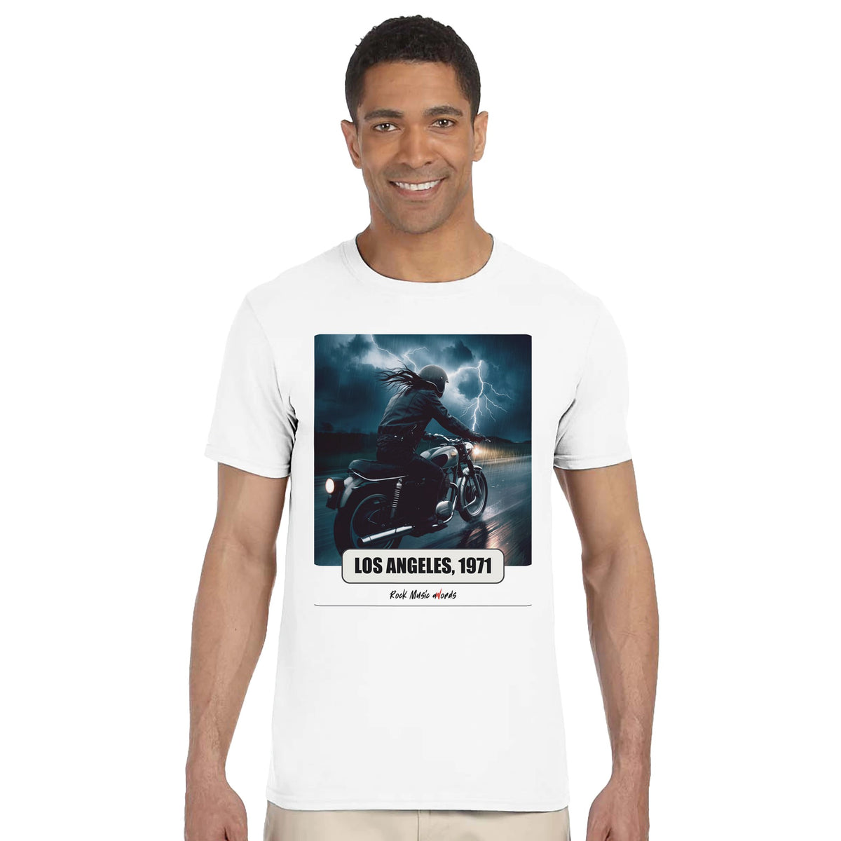 Uomo sorridente in piedi su fondo bianco indossa la t-shirt bianca con la stampa Rock Art «Riders on the Storm – Los Angeles, 1971»