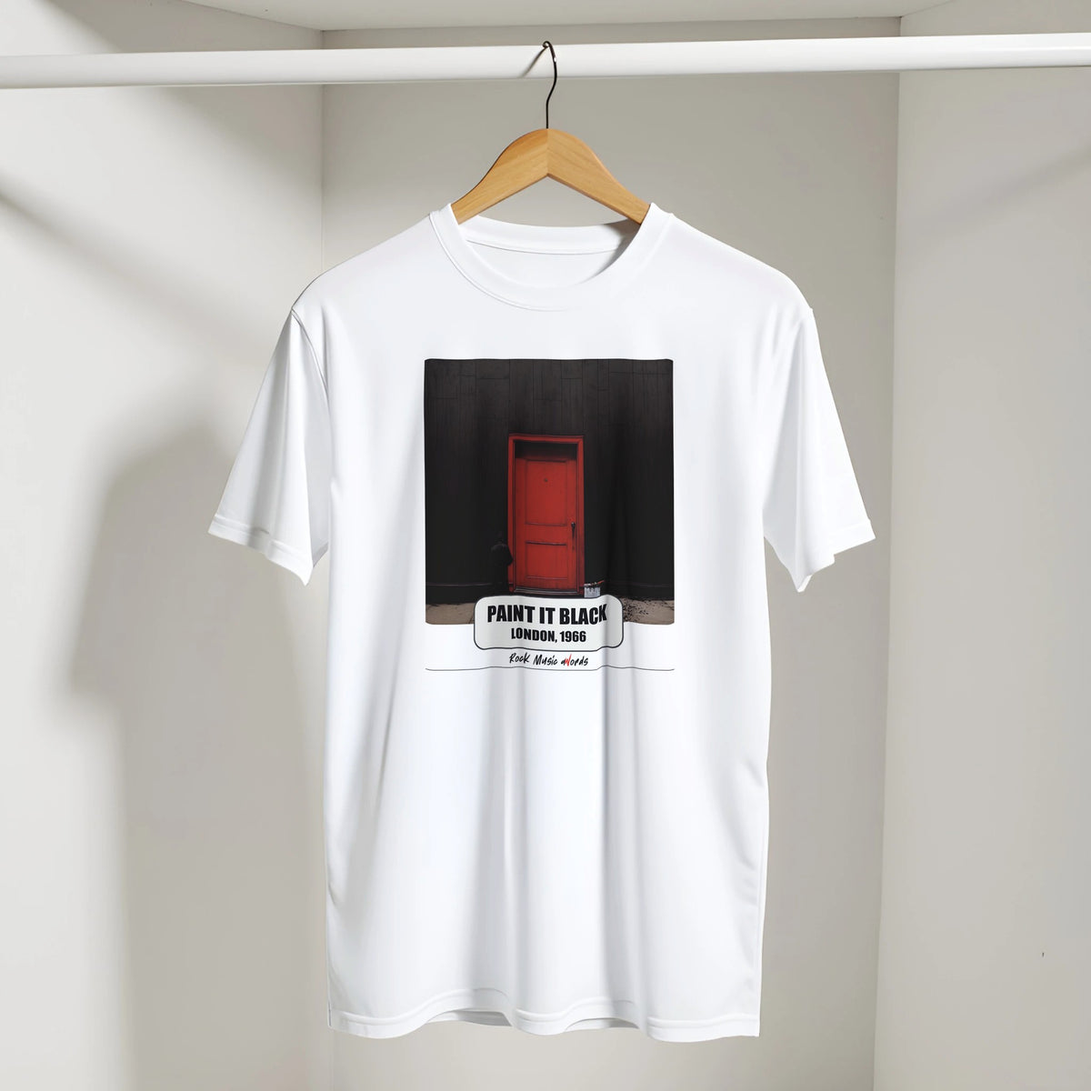Foto d'ambiente: la t-shirt bianca con la stampa Rock Art «Paint It Black – London, 1966» appesa a una gruccia nell'armadio