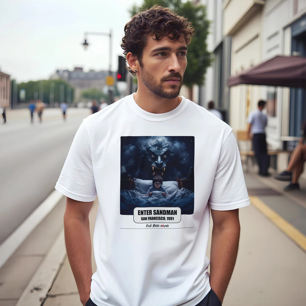 Uomo con capelli ricci e barba su un marciapiede di città indossa la t-shirt bianca con la stampa Rock Art «Enter Sandman – San Francisco, 1991»
