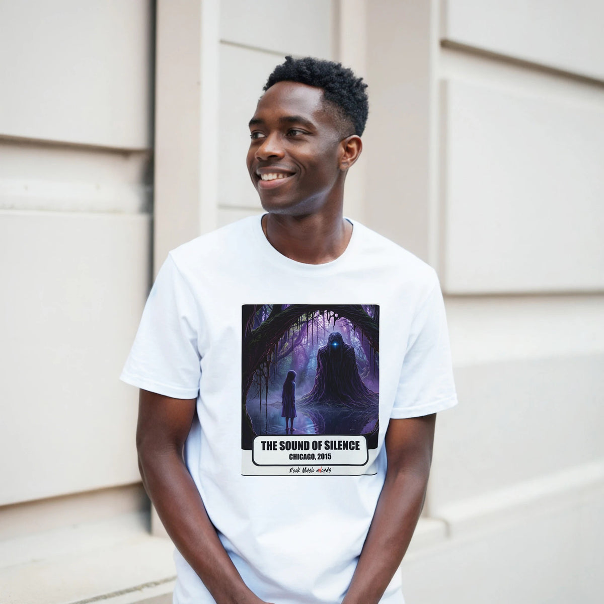 Ragazzo sorridente davanti a un muro chiaro a blocchi indossa la t-shirt bianca con la stampa Rock Art «The Sound of Silence – Chicago, 2015»