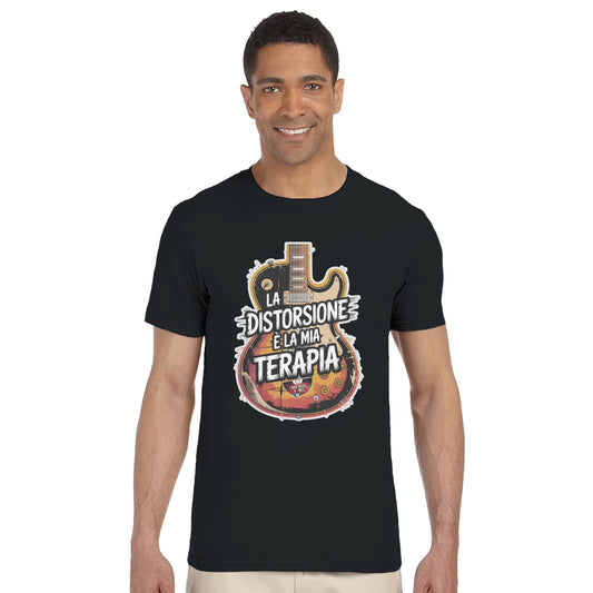 T-shirt nera con la scritta «La distorsione è la mia terapia»