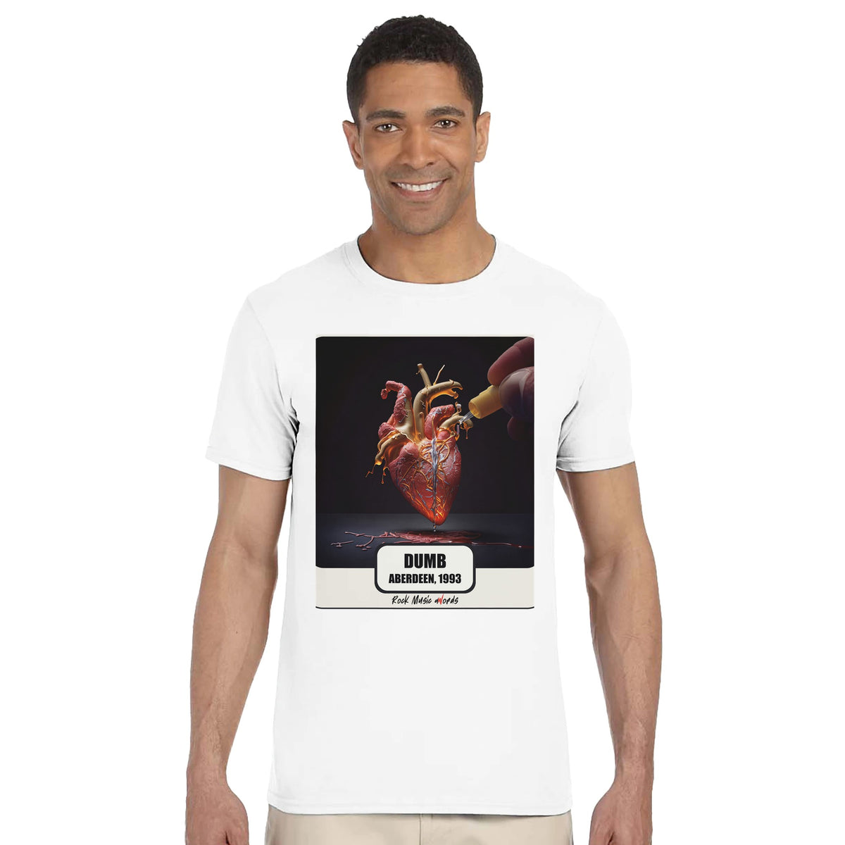 Uomo sorridente in piedi su fondo bianco indossa la t-shirt bianca con la stampa Rock Art «Dumb – Aberdeen, 1993»