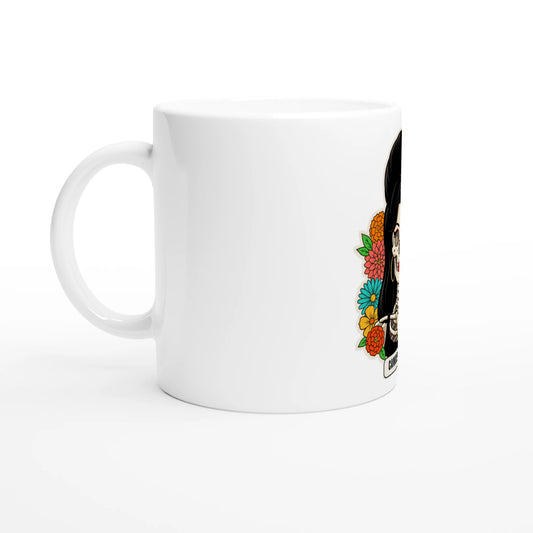 Tazza in ceramica bianca con la calavera «Camden 2006», vista di lato con il manico