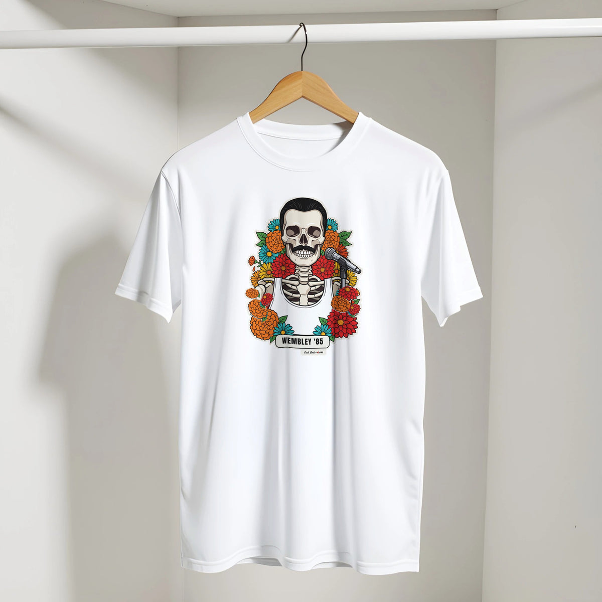 T-shirt bianca con la calavera Wembley '85 appesa a una gruccia di legno, dentro un armadio bianco
