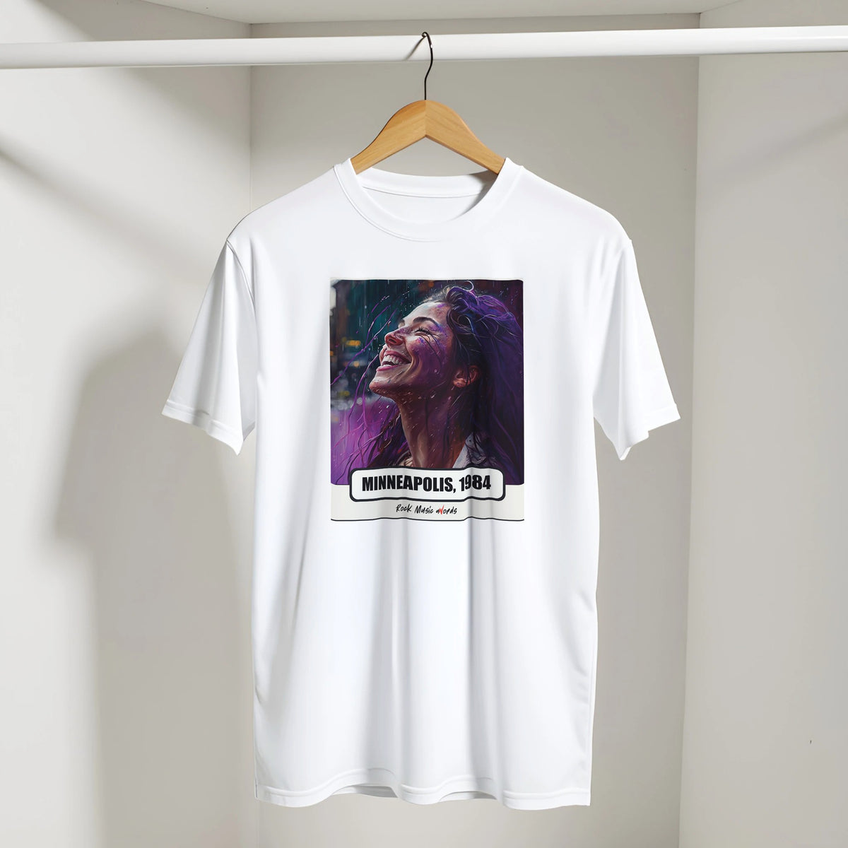 Foto d'ambiente: la t-shirt bianca con la stampa Rock Art «Purple Rain – Minneapolis, 1984» indossata