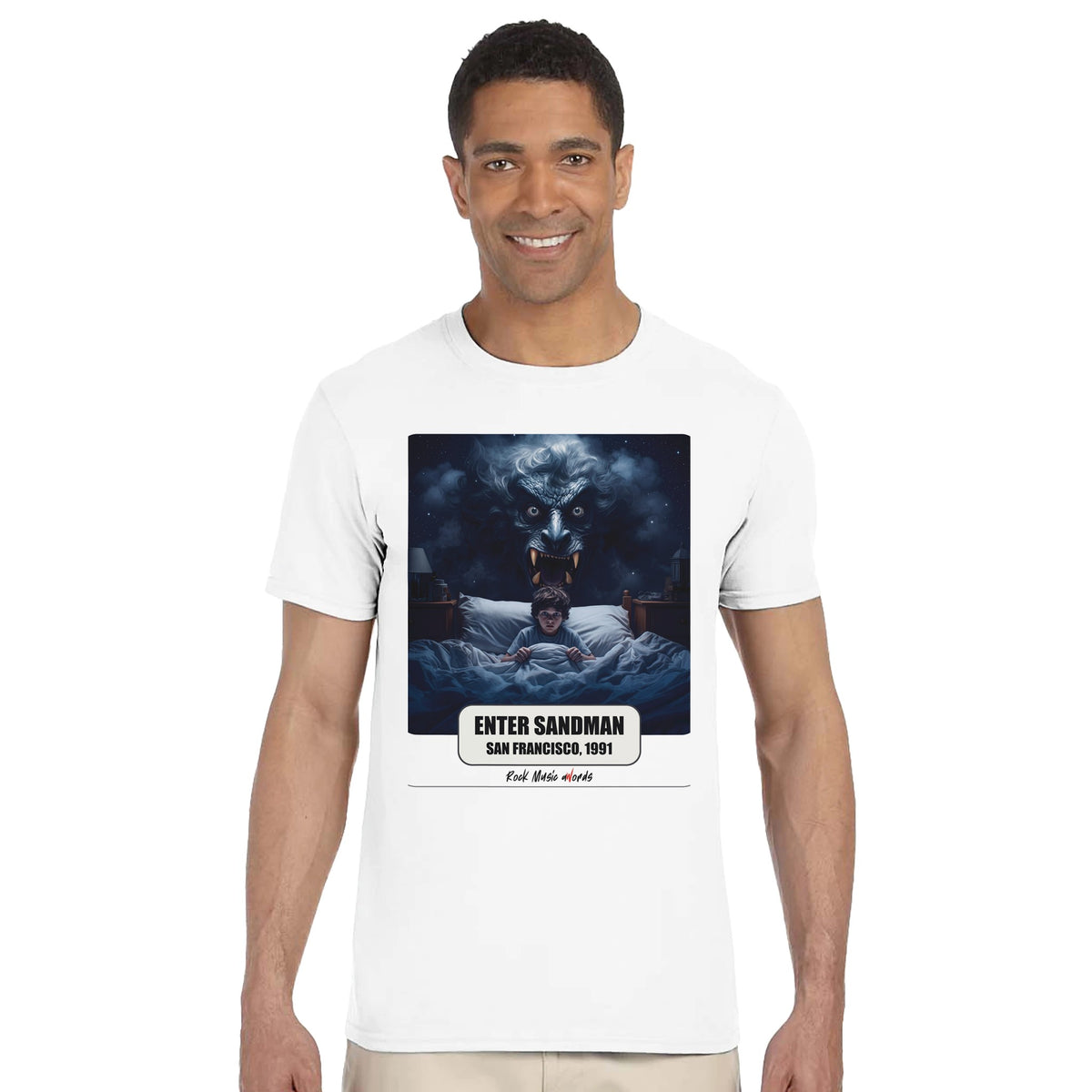 Uomo sorridente in piedi su fondo bianco indossa la t-shirt bianca con la stampa Rock Art «Enter Sandman – San Francisco, 1991»